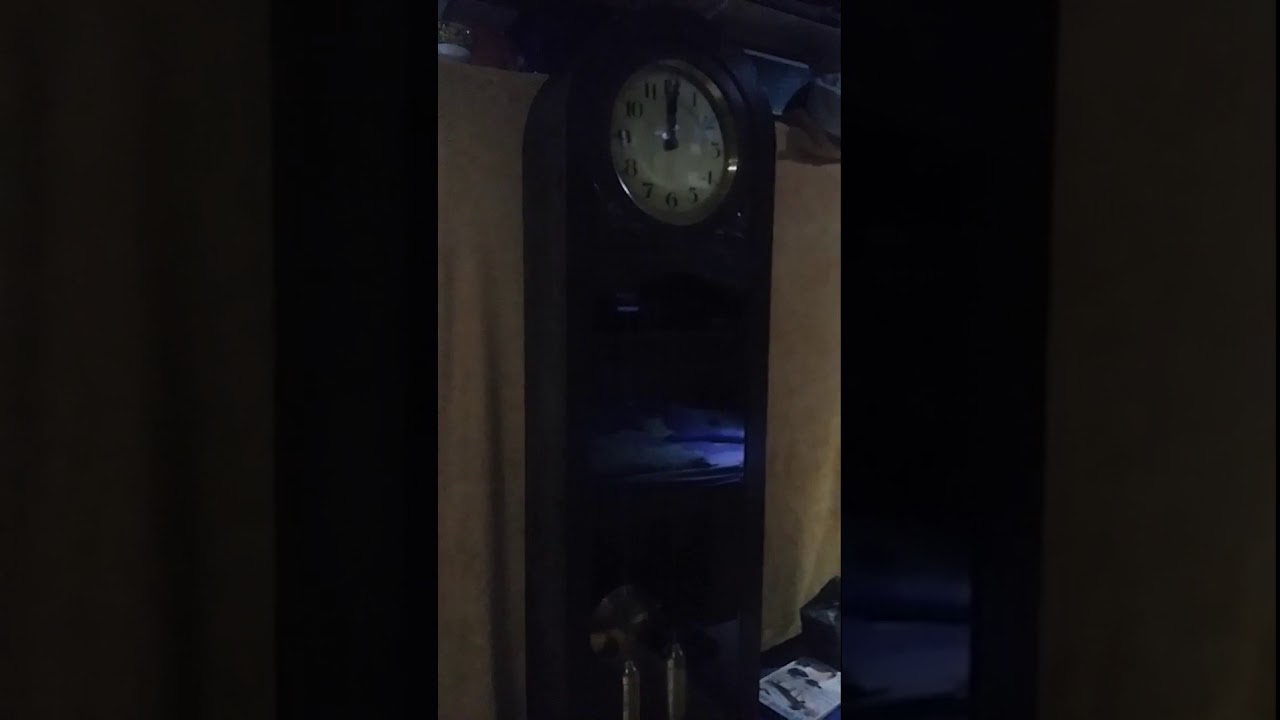 Dufa Standuhr schlägt zwölf