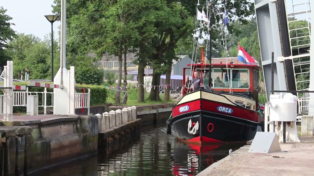 Sleepboot Orca onderweg naar het Grachtenfestival in Meppel
