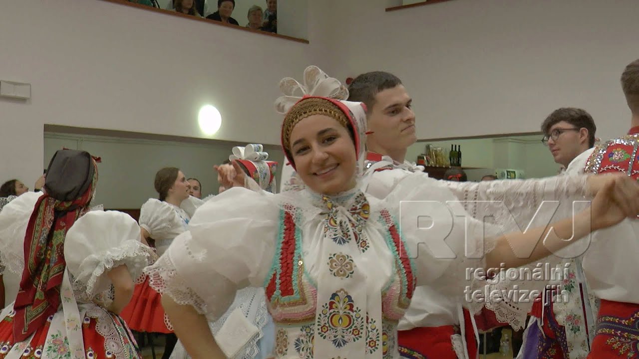 Česká beseda se tančila na krojovém plese v Hovoranech