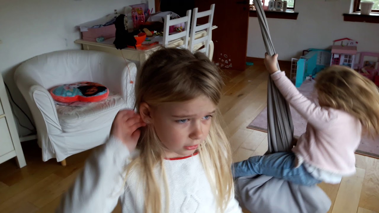 Kaster noget i hovedet på mor😂🙈