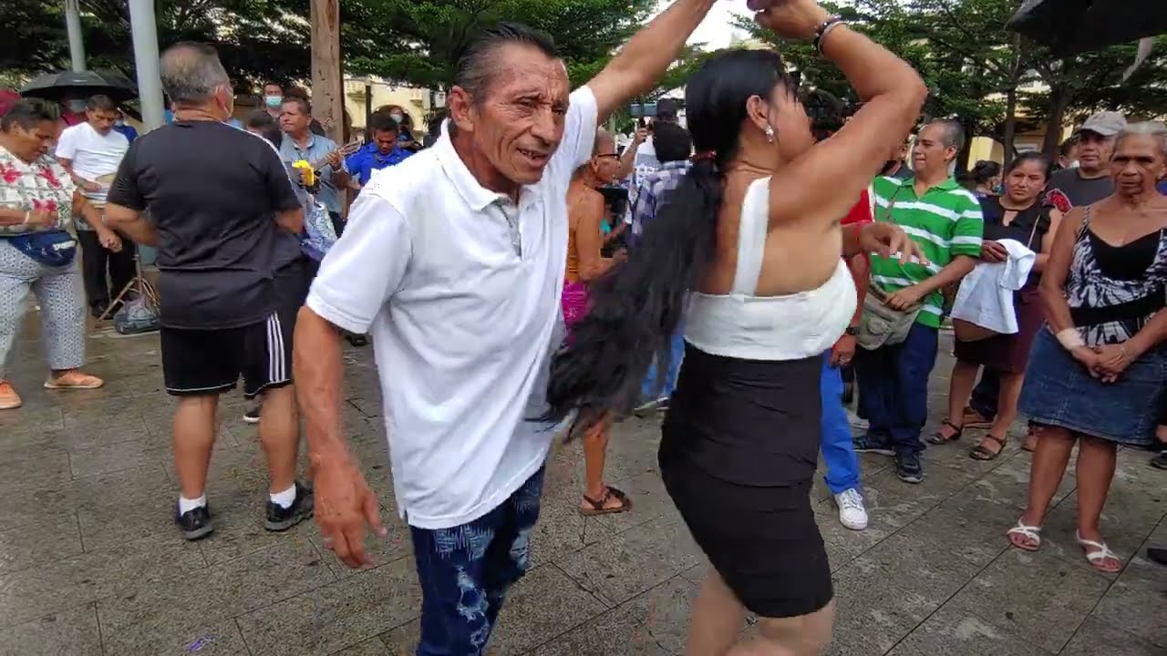 Corcholata luciendo sus mejores pasos de baile 