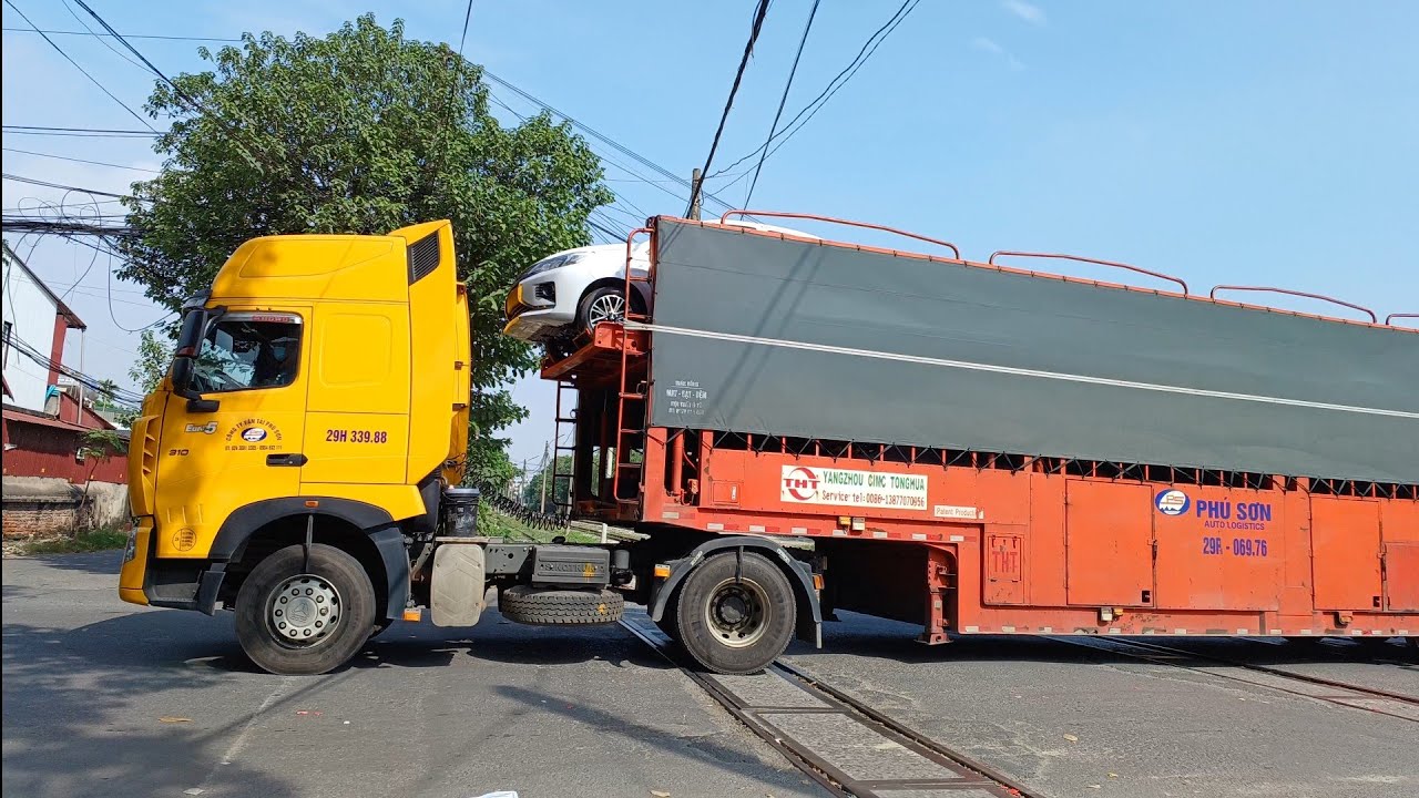 TRUCK IN VIETNAM | Biểu diễn xe ô tô container qua đường ngang, xe đầu kéo, xe tải to ❤️ có nhạc