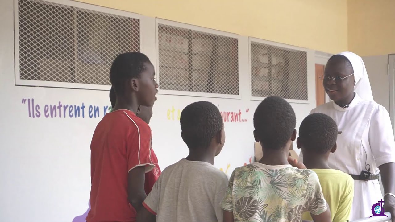 Au Centre L'ABRI: Les enfants handicap&eacute;s y entrent en RAMPANT et sortent en COURANT.