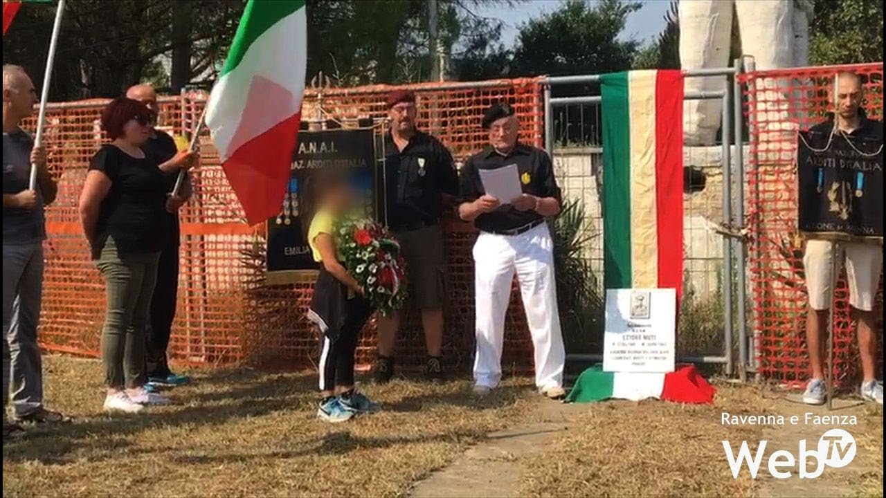 L'estrema destra ricorda Ettore Muti: cori e sfottò con i contestatori, ma nessuno scontro