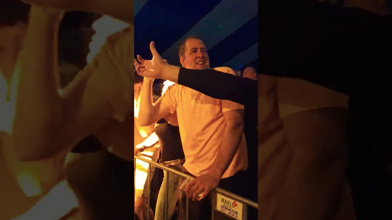 Jorieke Sterken zingt Oerend Hard tussen het publiek