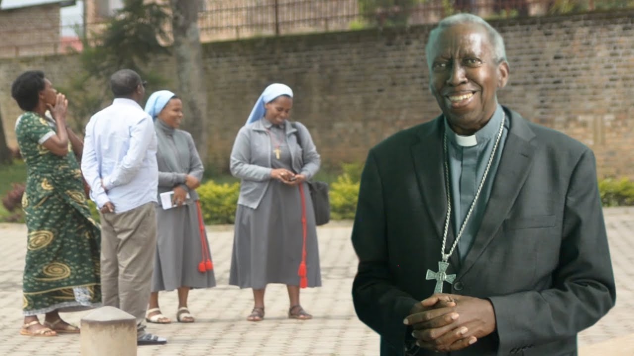 Musenyeri asobanuye impamvu yasomeye Misa wa mugabo wishe umugore we nawe akiyahura