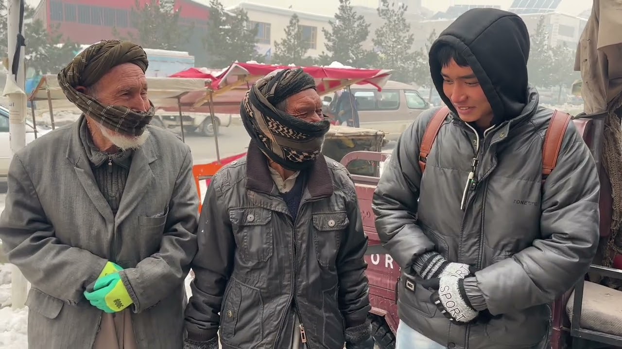 В условиях минусовых температур 70-летний мужчина, толкающий тележку, изо всех сил пытается выжит...