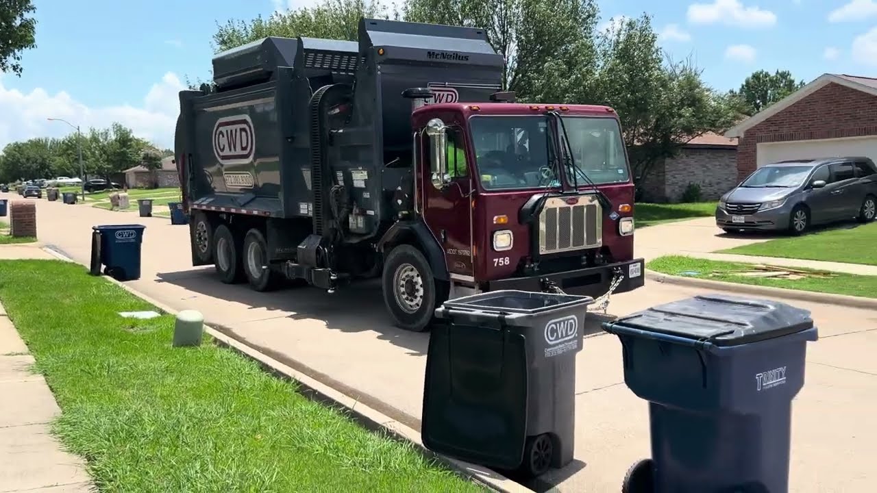 Community Waste Disposal: Peterbilt 520 McNeilus ZR