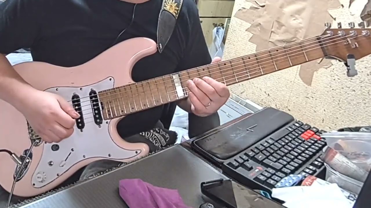 ナットがブラスだったりステンレスフレットだったりってあるけど別にキンキンなんてしない。個人的には音が大きくなったけどハイが特に出てるとは思わない