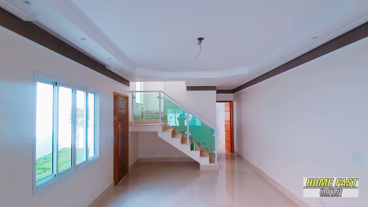 Sobrado novo com 3 suítes e piscina.