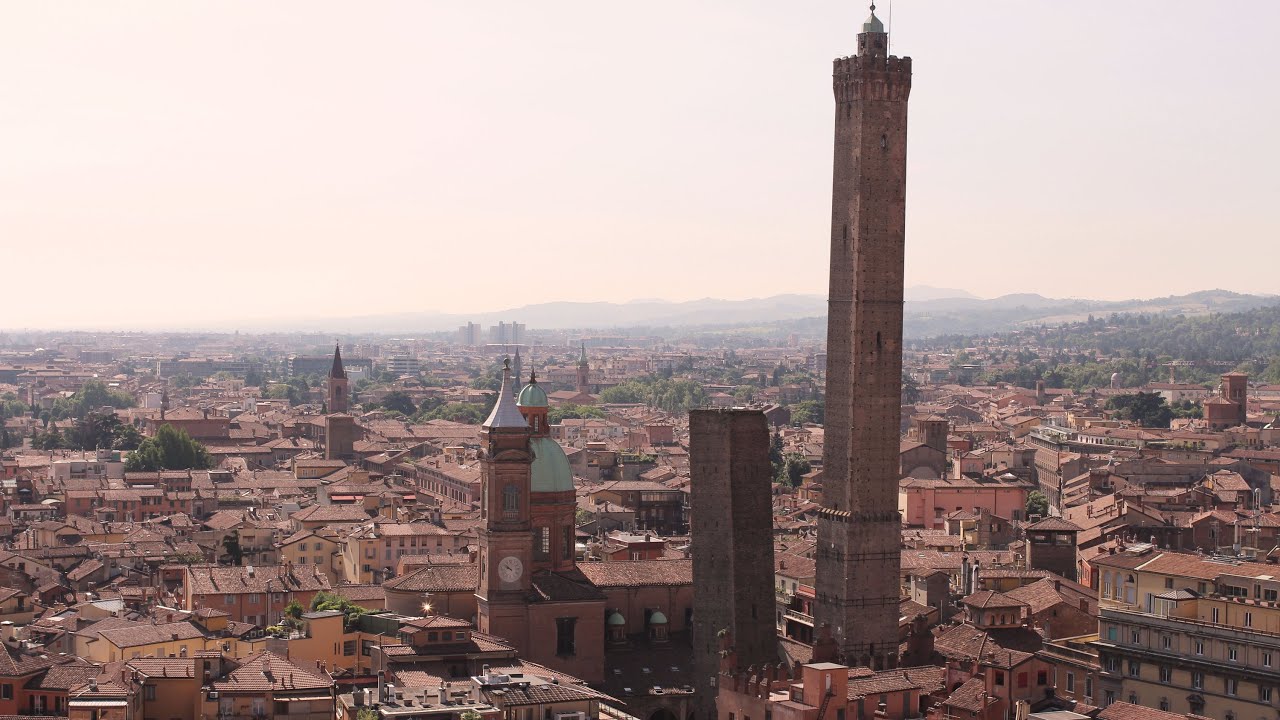 Bologna, la bellezza della Torre premiata da Lonely Planet