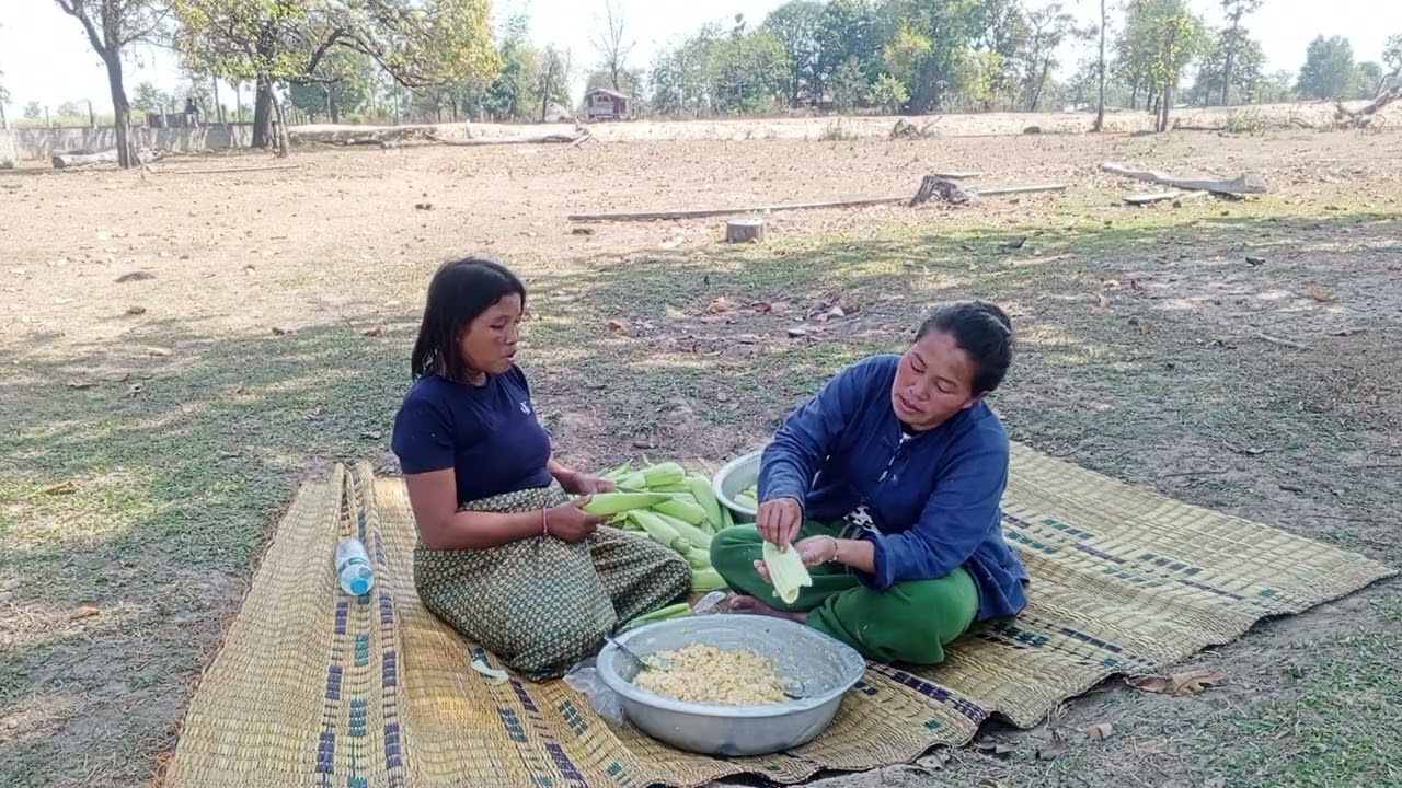 แม่ป้าสาวพรทำข้าวโพดห่อ