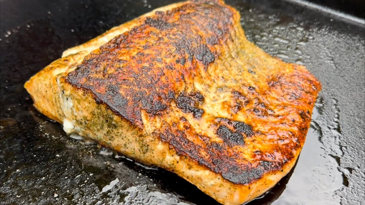 Bio-Lachs, Garnelenspieße und Calamari von der Weber Slate GPD 76 Plancha