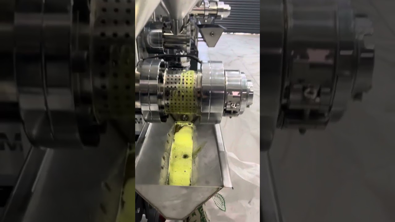 Soğuk pres kabak çekirdeği yağıçekiyor gm-1500Plus model makinamızextracts cold press pumpkinseedoil