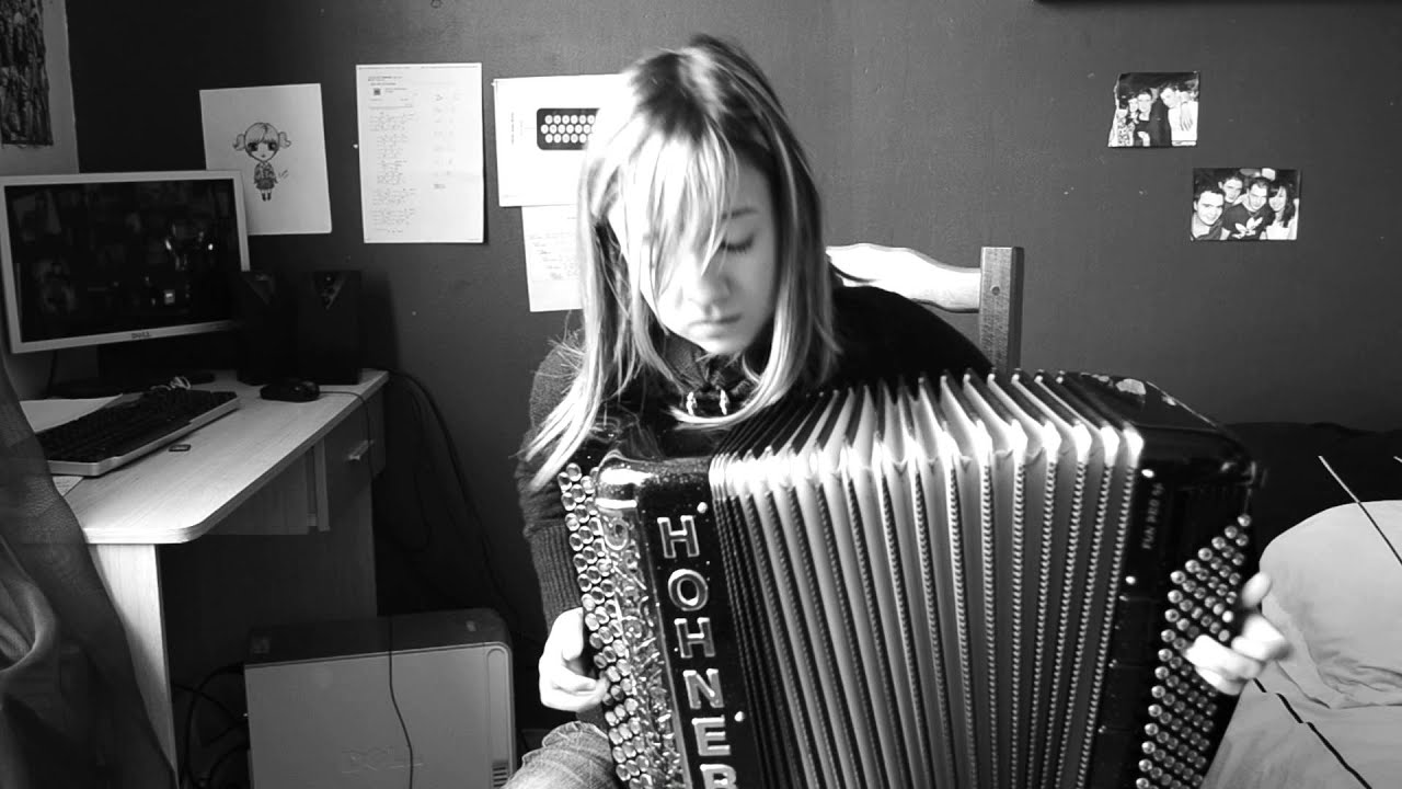 La foule d'Edith Piaf a l'accordéon - CASSANDRA BOISSERIE