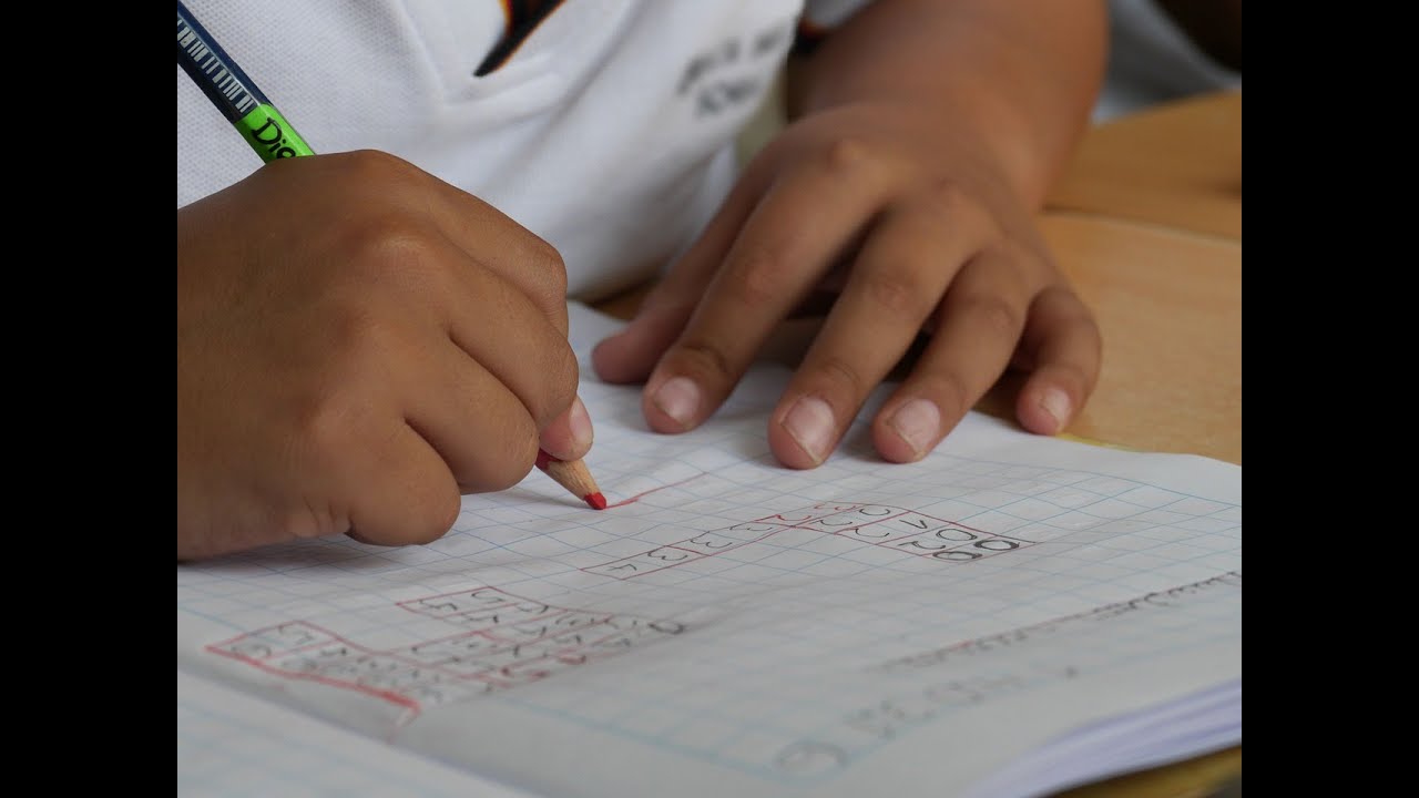 ¿Los colegios pueden opinar sobre el cabello y piercings de sus estudiantes?
