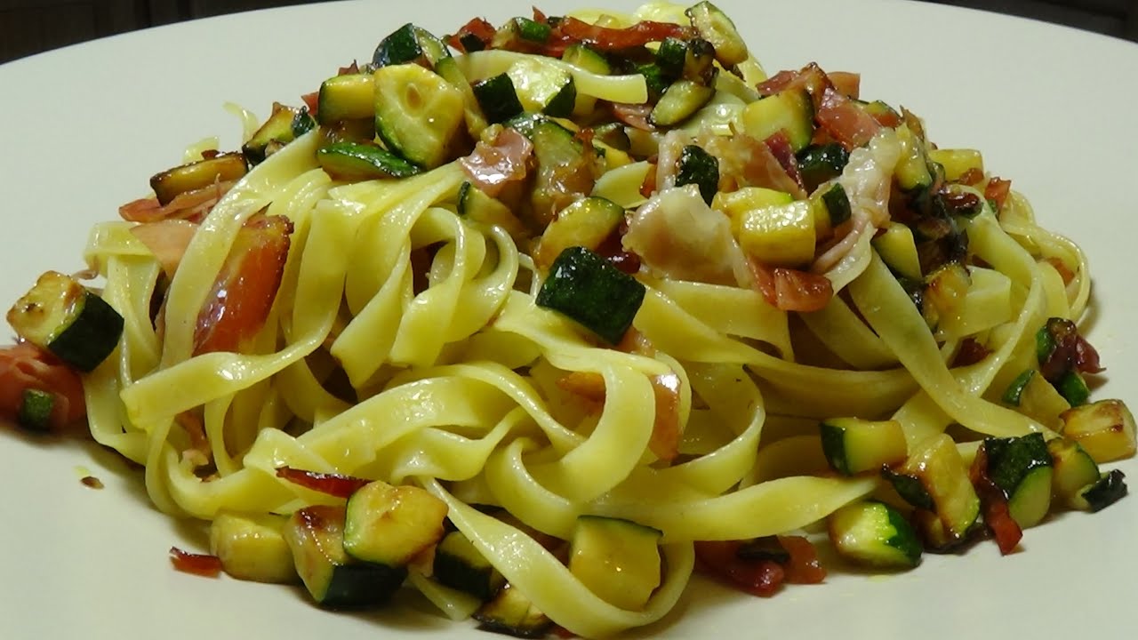 Tagliatelle con zucchine e speck semplicissime ma molto gustose.