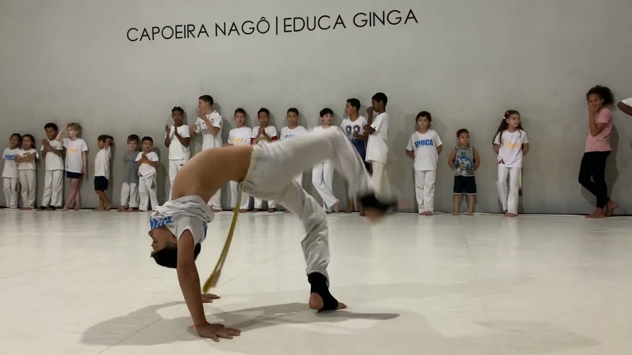 Solo de movimentos e acrobacias de Capoeira / C.Mestre Rafinha Mestre Pequinês 