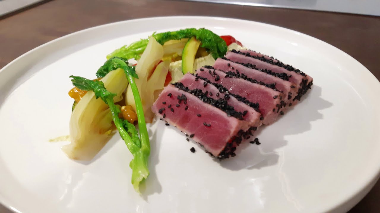 TRANCETTO DI TONNO SCOTTATO AL SESAMO NERO CON CREMA DI AVOCADO E VERDURE SPADELLATE