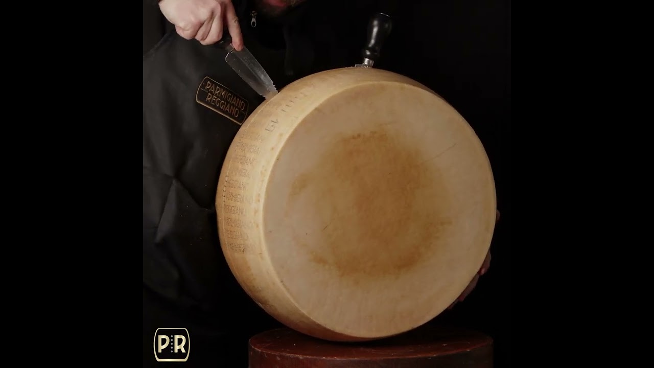 ASMR - L'apertura di una forma di Parmigiano Reggiano