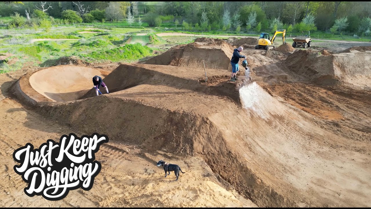 Twisted Oaks mega build is complete. Are these the biggest jumps in England? Buildlapse