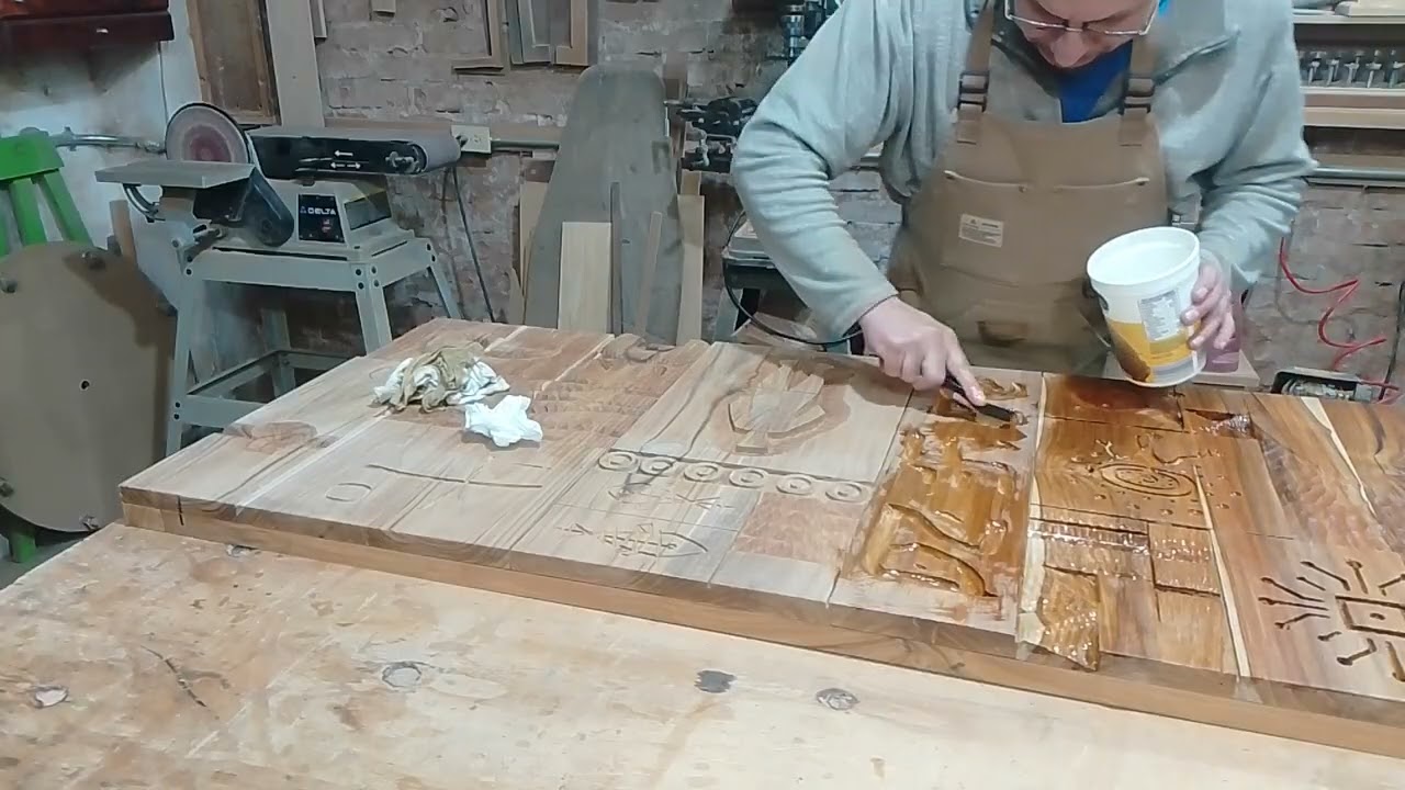 Aplicando aceite RUBIO MONOCOAT en un tallado.