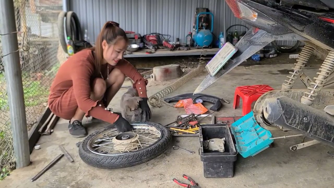 The repair girl changed customer’s broken tire and sold the old motorbike