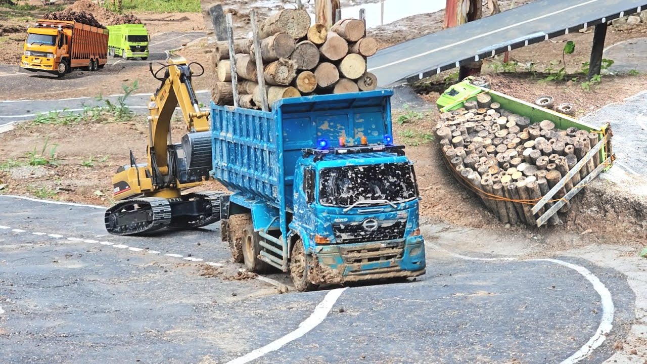 Радиоуправляемый грузовик, загруженный натуральным деревом, повредил ось