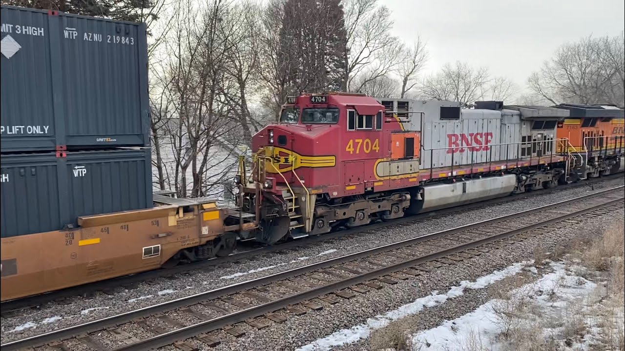 BNSF Intermodal Rumbles By, Crew Gives Horn Salute, Warbonnet On Board! 12/24/2025