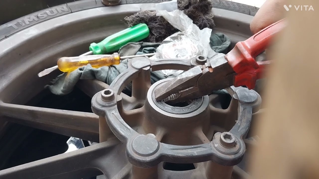 Cambio de cojinetes en llanta delantera de benelli tnt25 (@carpentry_lopez )