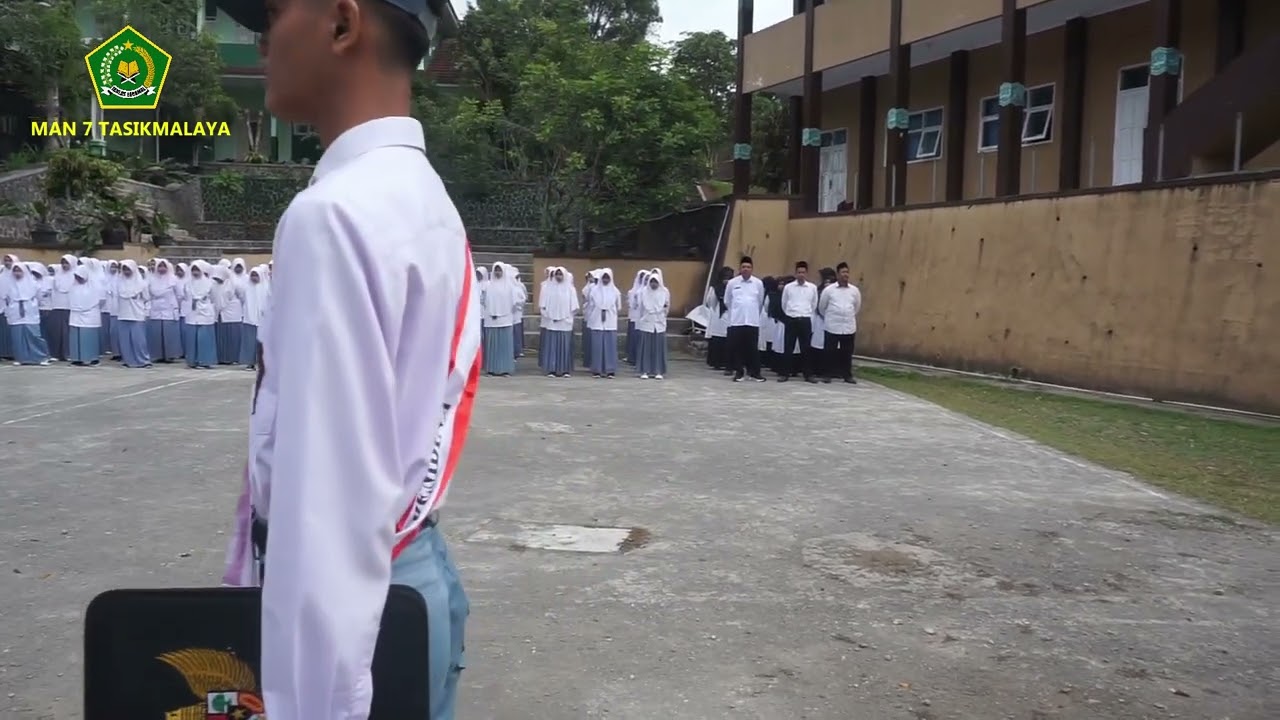 UPACARA BENDERA HARI SENIN DENGAN BAHASA INGGRIS