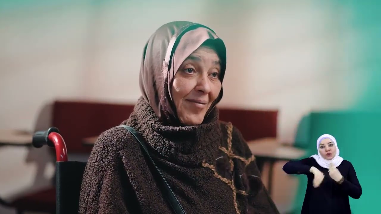قصة سيدة ذات إعاقة حركية تدير بقالة صغيرة تعيل من خلالها نفسها وأسرتها