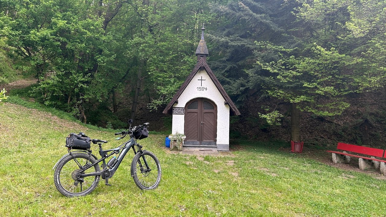 Tour zu einem alten Sprengplatz in den Eifelwäldern