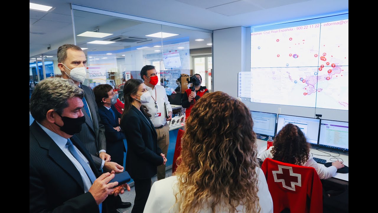 Don Felipe y Doña Letizia visitan a la célula de crisis sobre Ucrania de Cruz Roja Española