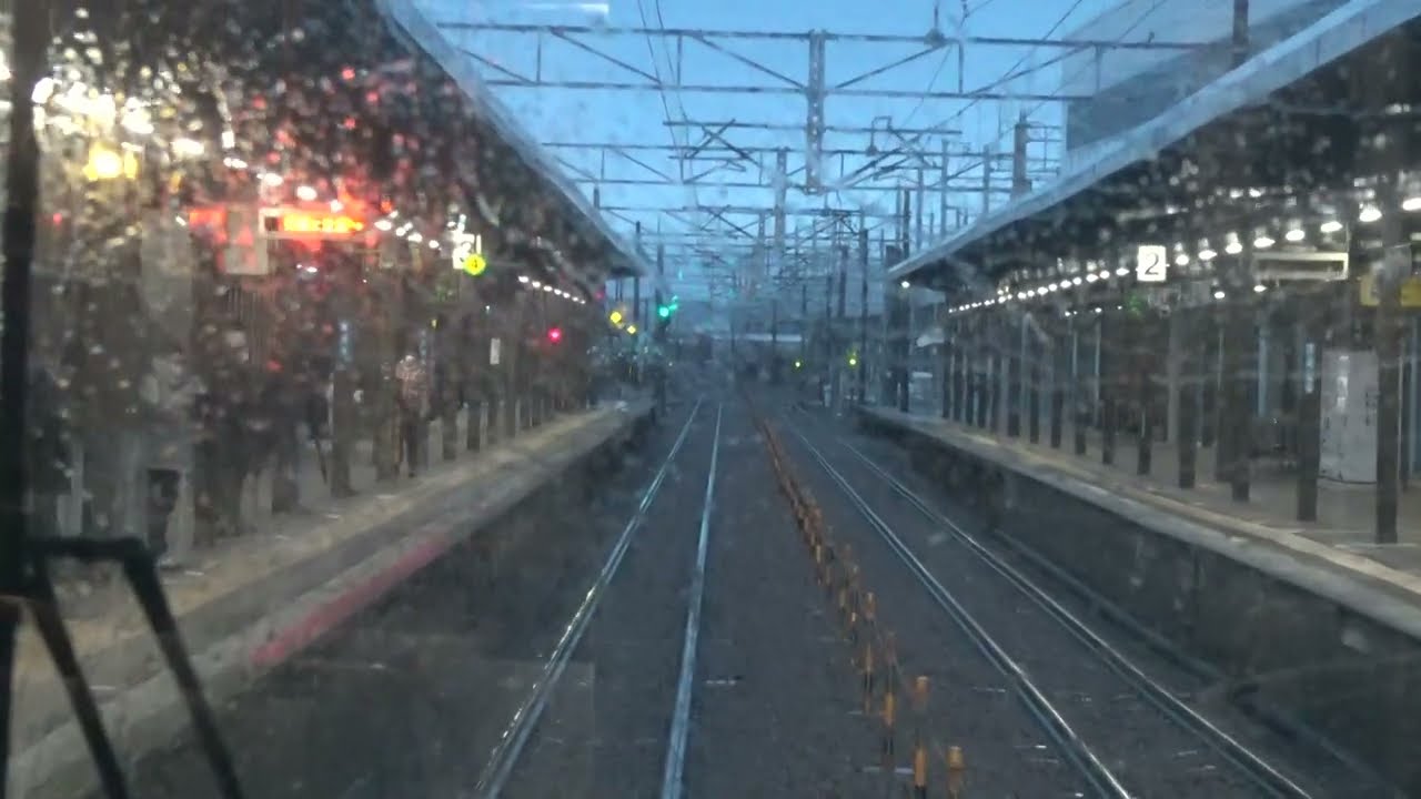 雨が降る夕暮れの旧北陸本線 大聖寺駅～加賀温泉駅間を走行する521系の前面展望