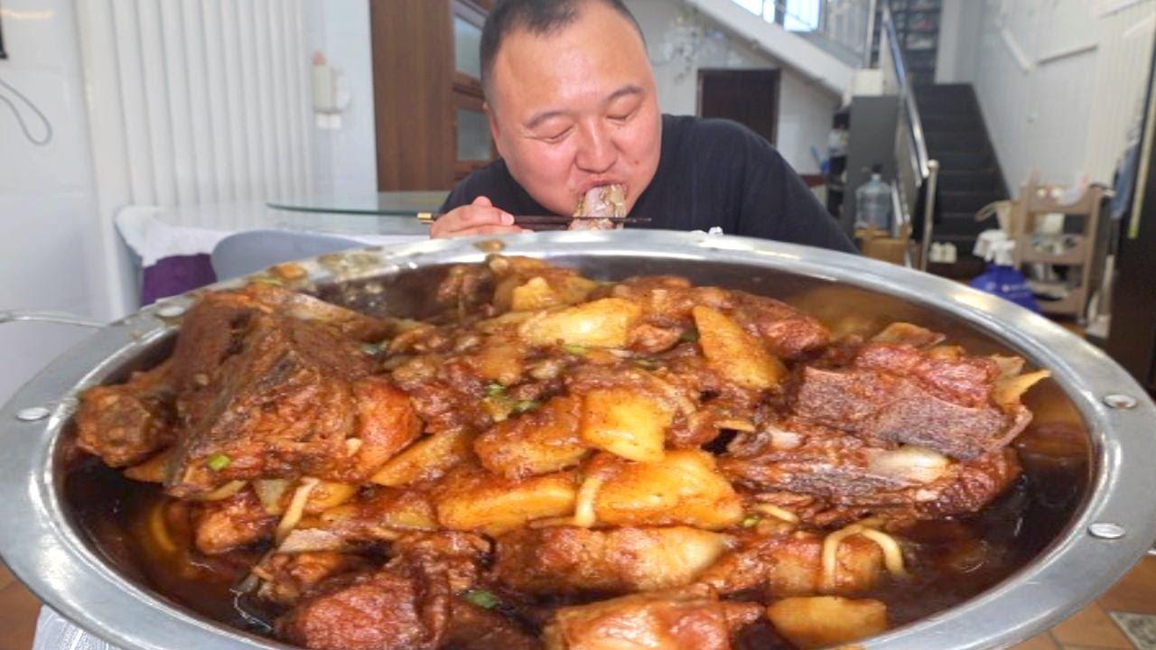 Ah Qiang's braised pork ribs in an iron pot were so tender and bouncy!