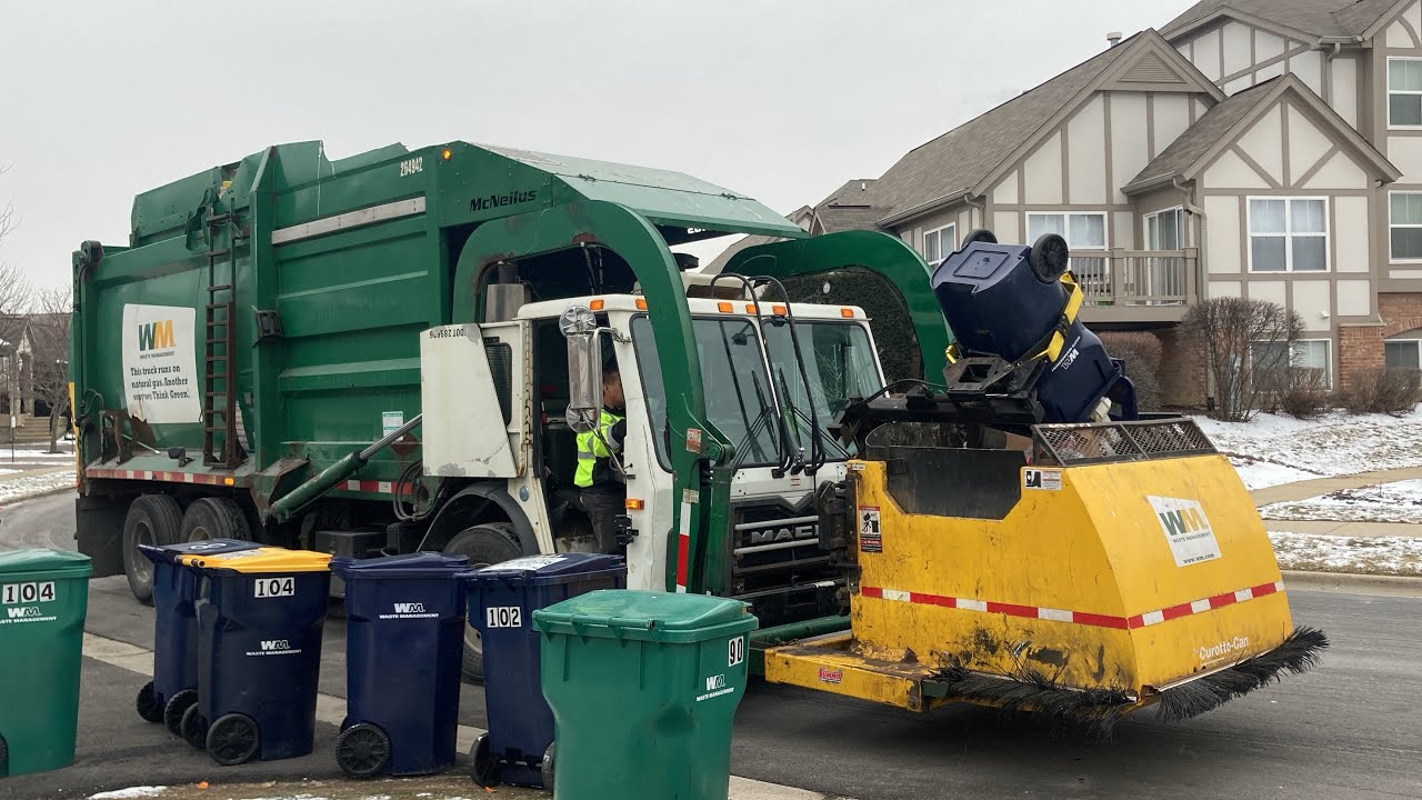 WM CNG LEU McNeilus FL Garbage Truck on Recycle