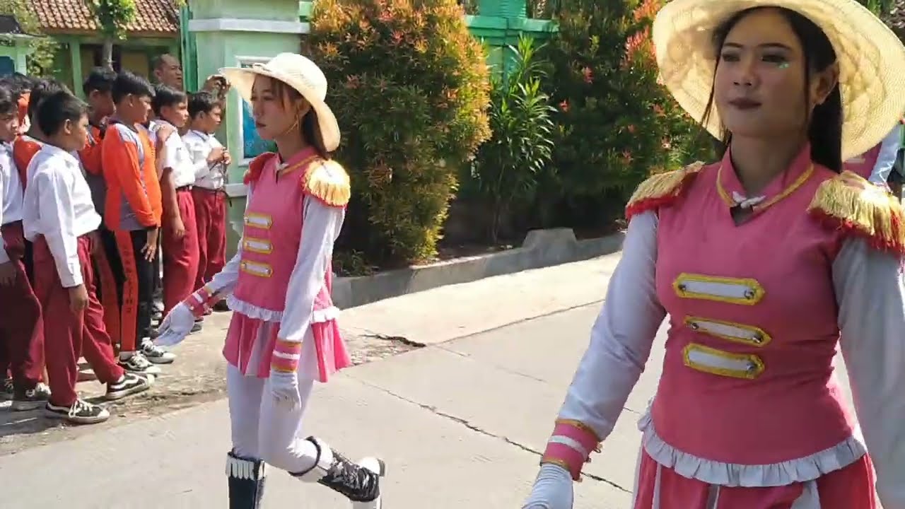 Kirab arak arakan barongan dewa dewi drumband guntur