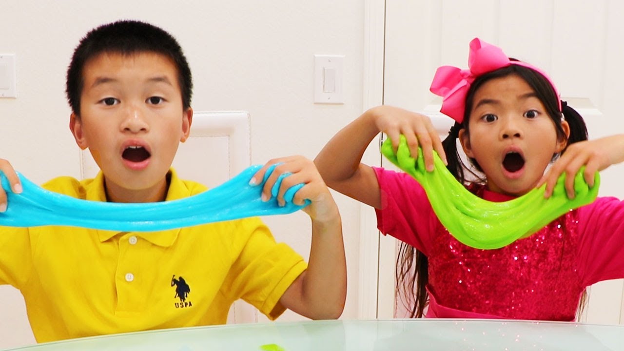 Emma y Andrew Hacen Colorido Slime Satisfactorio en muchos COLORES | Videos de Slime