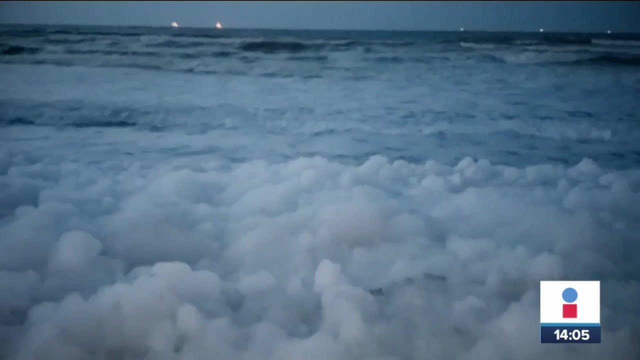 ¡Aparece inusual espuma en playas de Coatzacoalcos, Veracruz! | Noticias con Yuriria Sierra