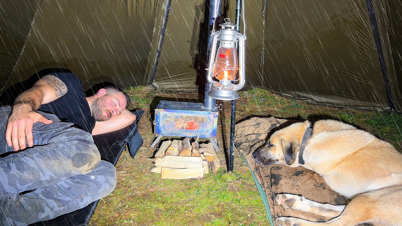Попал под ливень со своей собакой! - Кемпинг в палатке Hot Tent во время сильного дождя!