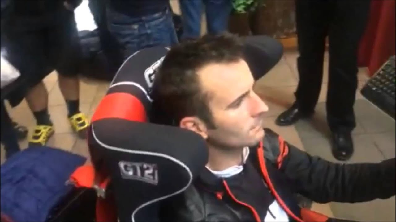 Le pilote Romain Dumas teste le Simulateur de course to be faster commercialis&eacute; par JCL Simracing