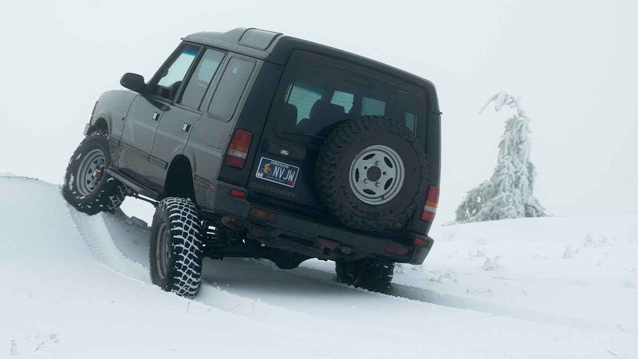 Land Rover Discovery in the Snow