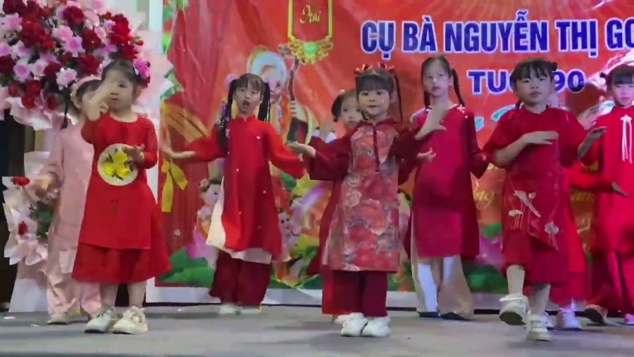 Tuyết Nhi múa mừng thọ cụ 90 tuổi