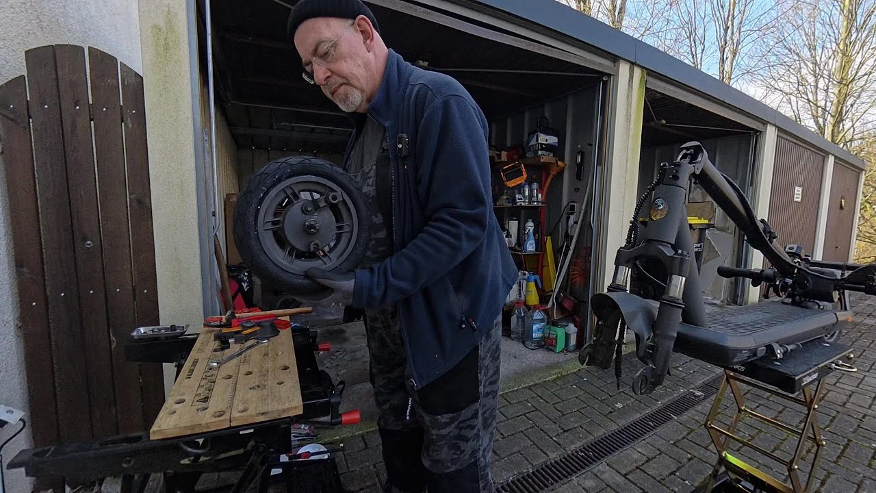 Odys NEO e100 vorderer Reifen gewechselt