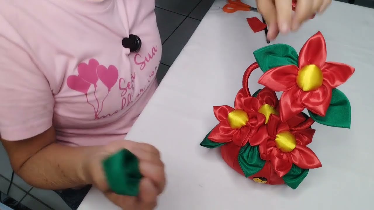 Faça vc mesmo esse lindo peso de porta com flores de fuxico e aumente sua renda família é fácil 