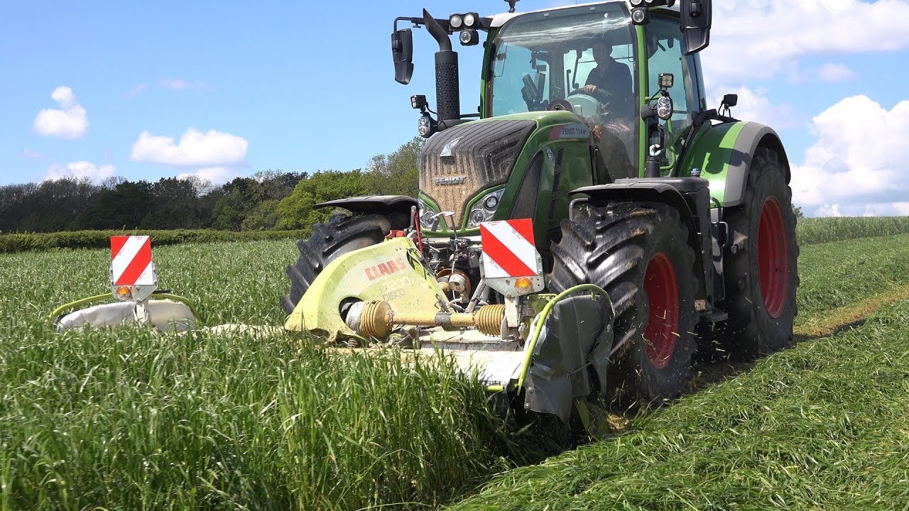 FENDT 724 MOWING OUR FIRST GRASS This 2019