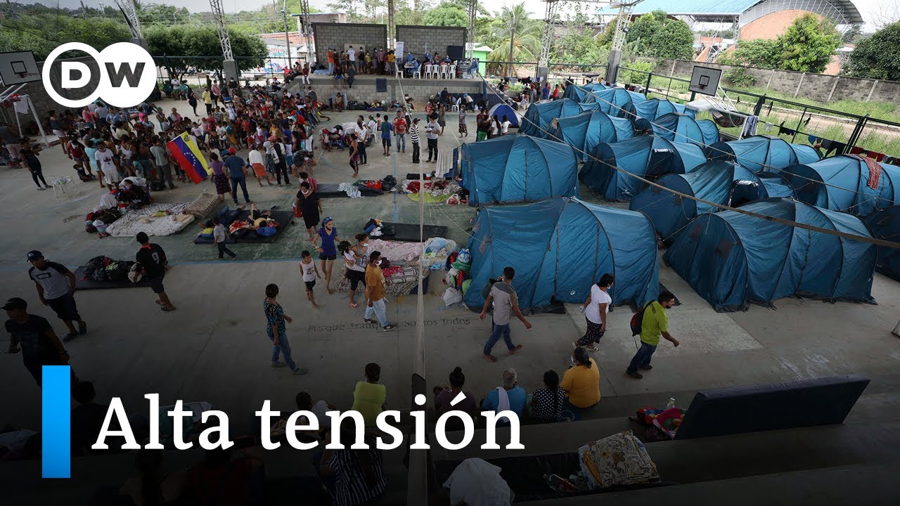 Venezolanos huyen de combates en la frontera con Colombia