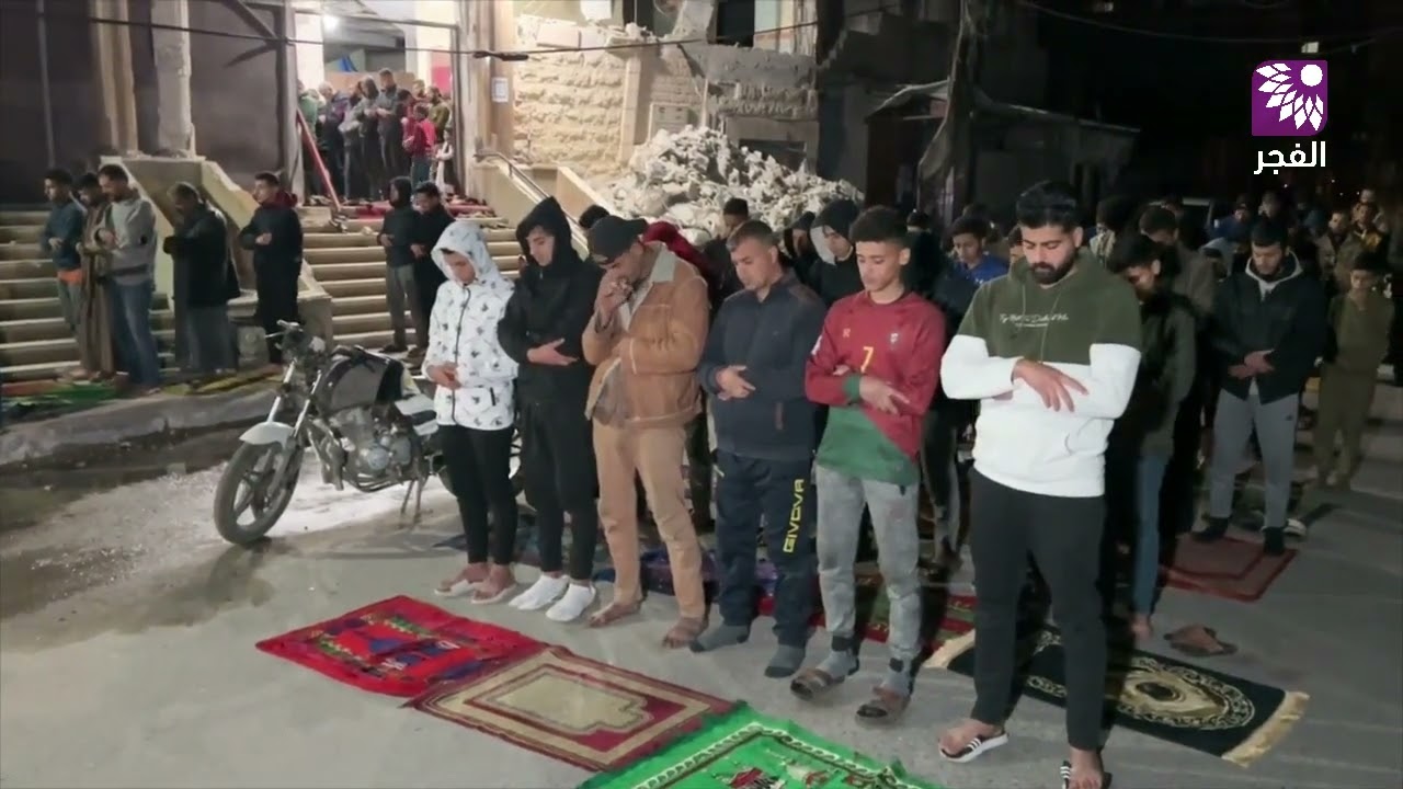 إقامة صلاة التراويح في مسجد الهدى المدمر بمدينة رفح جنوب قطاع غزة