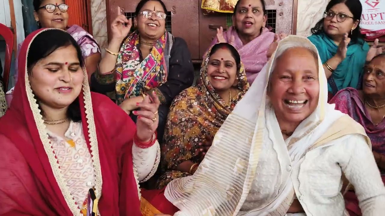 अम्मा जब भी गाती हैं धमाल मचाती है मेरे पैरों में छाले पड़ गए गोदी में उठा ले ओ सांवरे🙏🏻❤️👌🔥